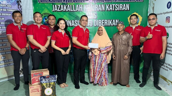 BANTUAN : GM Swiss-Belhotel Danum, Dedy Wahyudi (tengah kiri) dan manajemen Swiss-Belhotel Danum Palangkaraya menyerahkan sumbang sembako dan dana bantuan untuk Yayasan Panti Asuhan Ayah Bunda, Rabu (22/5/2024)