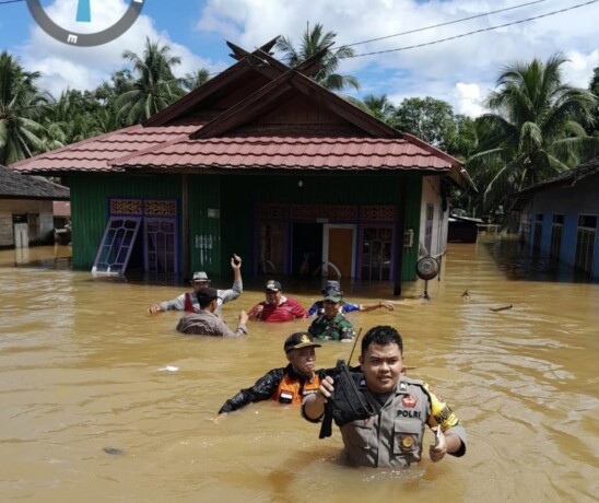 BANJIR PARAH: Camat Katingan Tengah Purwoko (baju merah) bersama unsur tripika turun ke lokasi banjir di Desa Samba Bakumpai, Selasa (28/5). FOTO: KECAMATAN UNTUK KALTENG POS