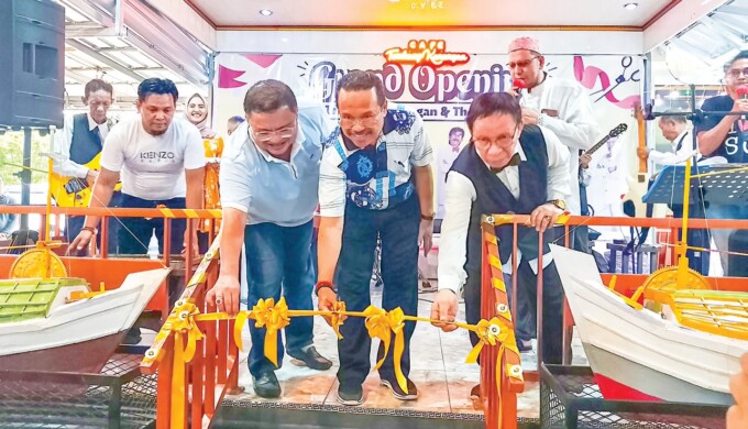 PERESMIAN : Sekda Provinsi Kalteng H Nuryakin bersama Ketua Umum Kerukunan Keluarga Bakumpai Yuni Abdi Nur Sulaiman dan owner café Prof Drs H Suriansyah Murhaini SH MH meramaikan Kafe Kembang Kenangan dan The Legend Band dengan pemotongan pita.