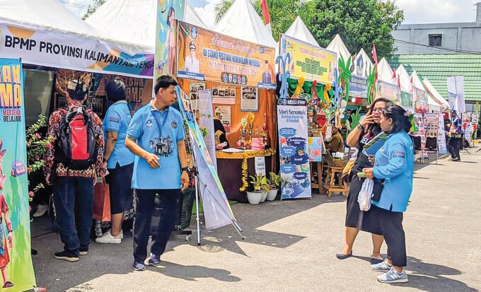 SUASANA : Stan-stan yang ada di pameran merdeka belajar ketika dikunjungi pengunjung di halaman Kantor BPMP Kalteng, Senin (6/5).