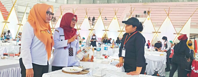MENINJAU: Kadiskop dan UKM Norhani bersama Kadis Kebudayaan dan Pariwisata Provinsi Kalteng Adiah Candra Sari saat berbincang dengan salah satu peserta lomba masak inovatif dan modern, di GOR Indoor, Rabu (22/5).