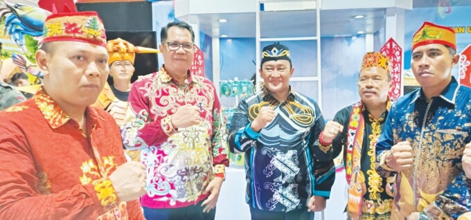 KEBERSAMAAN : Kadislutkan Kalteng H Darliansjah saat menerima kunjungan Wagub H Edy Pratowo dan Sekda H Nuryakin di Stan Dislutkan Kalteng, Sabtu (11/5).