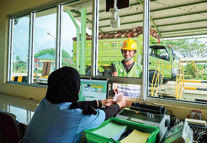 PROSES : Karyawan saat menimbang TBS di PKS. Diraihnya sertifikat RSPO, PT FLTI berhasil menunjukan bahwa perusahaan memiliki ketelusuran pasokan TBS secara penuh.