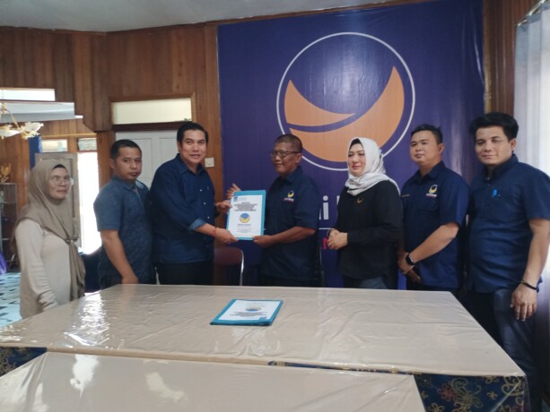 SERAHKAN BERKAS: H Ahmad Jayadikarta mendaftarkan diri sebagai calon bupati pulang pisau di DPD Partai NasDem Pulang Pisau, Selasa (7/5). FOTO: ART/KALTENG POS