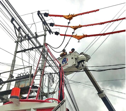 MELAKSANAKAN TUGAS: Didukung armada dan peralatan canggih, pemeliharaan dapat dilaksanakan PLN dalam kondisi online tanpa padam, sehingga pelanggan tetap bisa menikmati listrik.