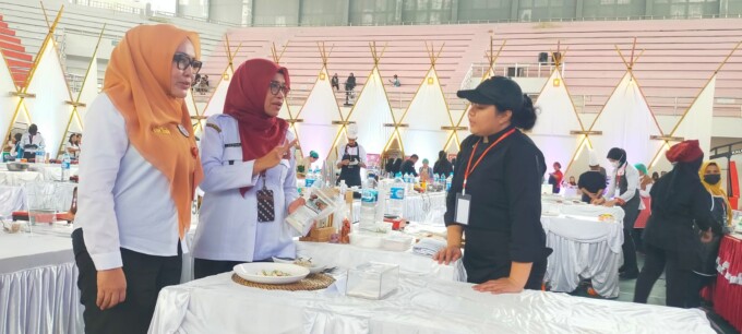 MENINJAU : Kadiskop dan UKM Norhani bersama Kadis Kebudayaan dan Pariwisata Provinsi Kalteng Adiah Candra Sari saat berbincang dengan salah satu peserta lomba masak inovatif dan modern, di GOR Indor, Rabu (22/5/24).