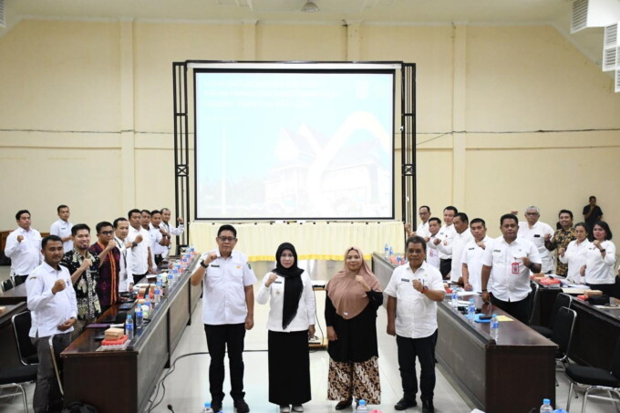 Pj Bupati Pulang Pisau Hj Nunu Andriani (dua dari kiri) dan Kepala DLH Kabupaten Pulang Pisau Hendri Arroyo seusai konsultasi publik kedua penyusunan dokumen KLHS RPJPD Kabupaten Pulang Pisau Tahun 2025-2045 di Aula Baperinda Kabupaten Pulang Pisau, Rabu