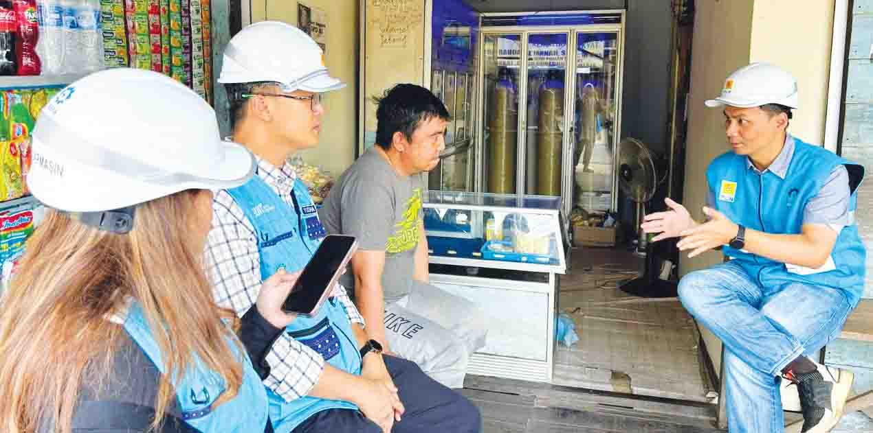 PENDEKATAN HUMANIS : Manager PLN UP3 Banjarmasin Vicky Reandry Faradian (kanan) bersama jajarannya saat menjelaskan tentang kegiatan GASAX kepada pelanggan, di Banjarmasin, Kamis (16/5).