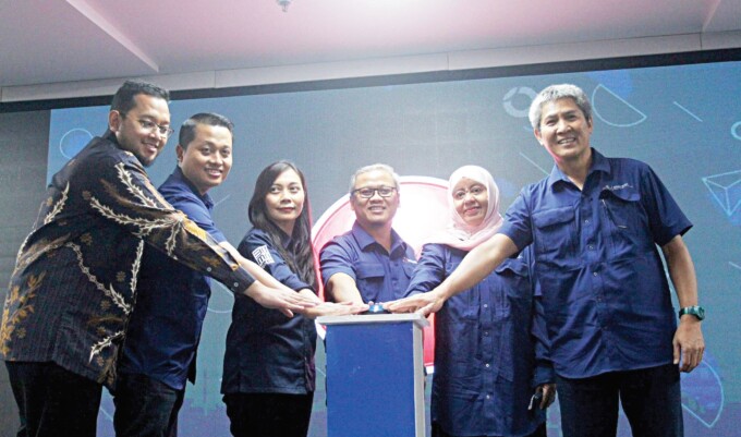 SEREMONI PELUNCURAN: Rektor ITPLN Iwa Garniwa, Wakil Rektor UISI Fahimah Martak, Rektor Tel-U Adiwijaya, Ketua Bidang Pembelajar ULBI Prety Diawati, Wakil Rektor ITT Purwokerto Dadiek Pranindito dan Direktur Pendidikan Universitas Pertamina Teuku M. Roffi