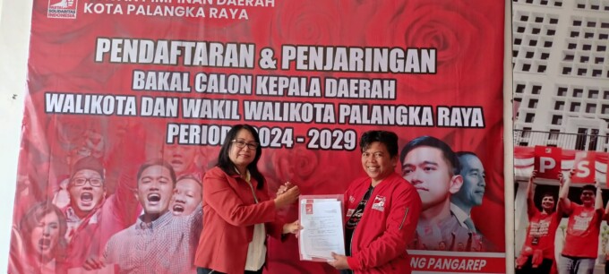 DITERIMA : Lely Tundang saat menyerahkan berkas pendaftaran ke Parpol PSI dan Demokrat Kota Palangka Raya, Rabu (22/5).