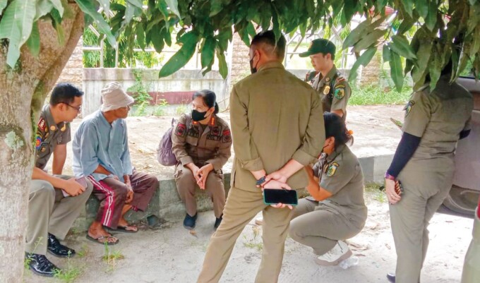 MELAKSANAKAN TUGAS : Kabid Binmas Satpol PP Meri Kristin dan Kabid Tibumtranmas Ginanjar Adi Nugroho beserta anggotanya saat mengamankan Gepeng di Jalan G Obos, beberapa waktu lalu.