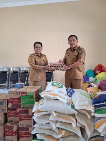 Lurah Langkai Sriwanti saat menyerahkan bantuan sembako untuk warga mendawai korban kebakaran diterima langsung lurah palangka Dawid di aula kelurahan Palangka, senin 13 Mei 2024