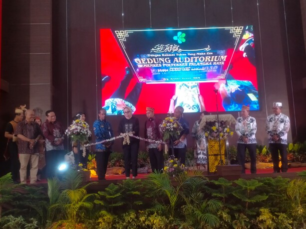 PERESMIAN AUDITORIUM :  Direktur Jenderal Tenaga Kesehatan Kementerian Kesehatan, drg Arianty Anaya MKM meresmikan Auditorium Poltekkes Palangka Raya, Jumat (17/5/2024).
