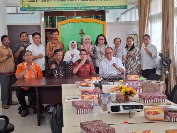 KOMPAK : Dekan Faperta UPR Ir Wilson MSi,  Wakil Dekan Faperta Musamus Nova Suryawati Monika SST, Kaprodi Agroteknologi Jefri Sembiring SE MSi dan Kaprodi Faperta UPR Dr Ir Soaloon Sinaga MS berserta untsur pimpinan Faperta tampak kompak pada sesi foto be