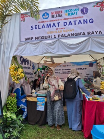 Kepala SMPN 1 Palangka Raya Erdiningsih saat mempromosikan makanan sehat yang ditawarkan di stand SMPN 1 pada Gerakan Sekolah Sehat yang digelar di halaman SMON 3 Palangka raya Jalan Rajawali Selasa 28 Mei 2024