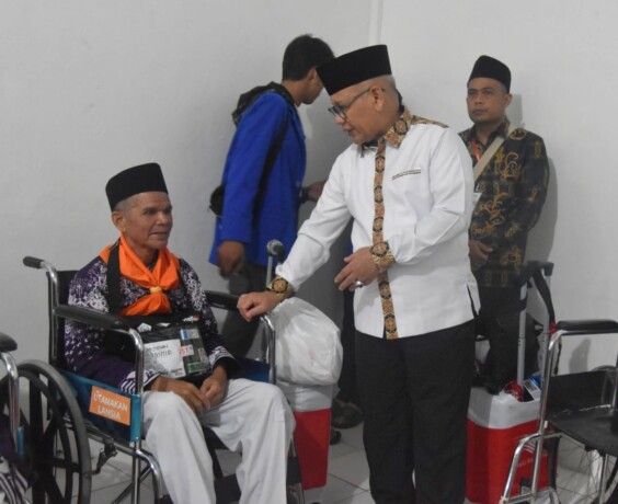 BERI MOTIVASI : Kakanwil Kemenag Kalteng H. Noor Fahmi saat memberikan motivasi dan semangat JCH Kloter BDJ 07 Embarkasi Banjarmasin.