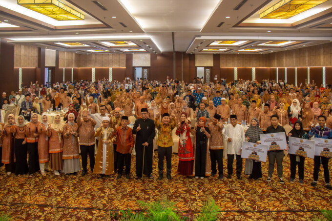 SILATURAHMI: Gubernur Kalteng Sugianto Sabran bersama Wakil Ketua DPRD Kalteng H Abdul Razak saat silaturahmi akbar KKB di Ballroom Swiss-Belhotel Danum Palangka Raya, Minggu (26/5). FOTO: ARIEF PRATHAMA/KALTENG POS