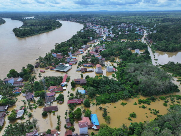 MAKIN MELUAS: Kondisi bencana banjir di Tumbang Samba, Kecamatan Katingan Tengah nampak terlihat dari atas, Selasa (28/5). Warga memilih bertahan di rumah dan belum mau mengungsi. FOTO: WARGA UNTUK KALTENG POS