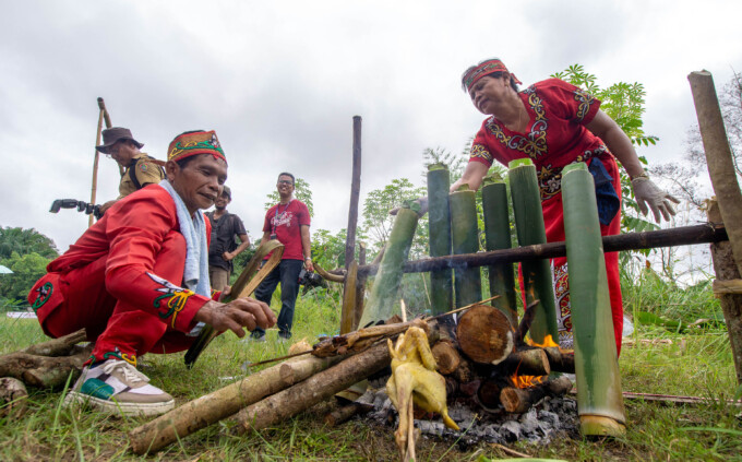 TRADISI LELUHUR: Peserta lomba malamang saat mengikuti FBIM di Kawasan Gor Indoor, Jalan Tjilik Riwut Km 5, Palangka Raya, Selasa (21/5). ARIEF PRATHAMA/KALTENG POS