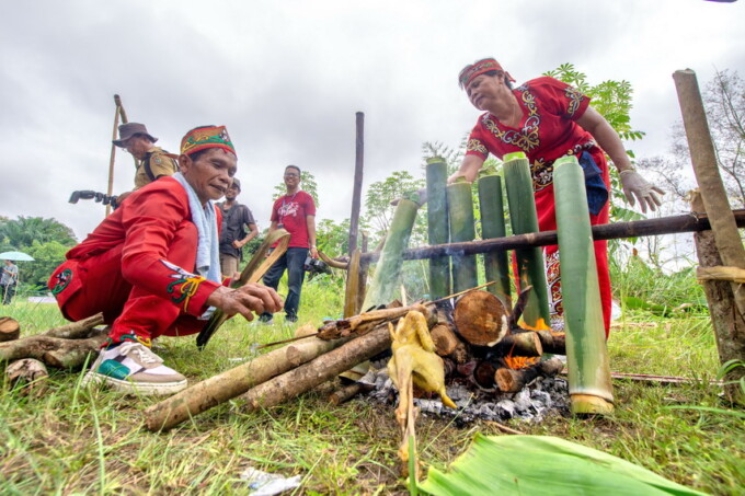 TRADISI LELUHUR: Peserta lomba malamang saat mengikuti FBIM di Kawasan Gor Indoor, Jalan Tjilik Riwut Km 5, Palangka Raya, Selasa (21/5). FOTO: ARIEF PRATHAMA/KALTENG POS