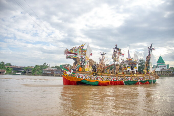 MENARIK PERHATIAN: Perahu hias Kali Naga karya perwakilan Kabupaten Murung Raya menarik perhatian penonton pada perlombaan yang digelar di Sungai Kahayan, Senin (20/5). FOTO: ARIEF PRATHAMA/KALTENG POS