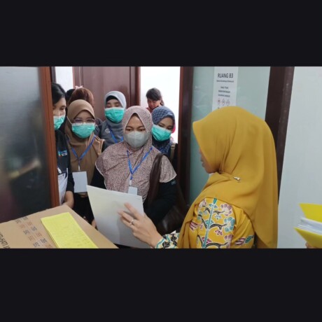 PENGELOLAAN LIMBAH  : Peserta pelatihan mengujungi instanlasi pengelolaan limbah B3 milik RSUD dr Doris Sylvanus.