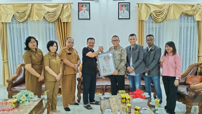 KEBERSAMAAN: Pj Bupati Gumas Ir Herson B Aden MSi menerima karikatur dari Direktur PT Kalteng Pos Press Dr HM Wahyudie F Dirun di rujab bupati, Selasa (11/6).