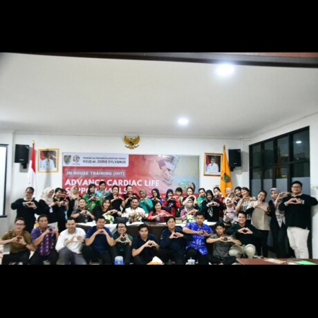 KERBERSAMAAN : Para peserta dan narasumber berfoto bersama selesai mengikuti kegiatan.