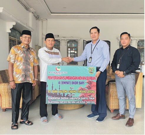 SIMBOLIS: Pj Bupati Bartim, Indra Gunawan menerima penyaluran sapi kurban secara simbolis dari Pemimpin Bank Kalteng Cabang Tamiang Layang, Mardedi, Kamis (20/4).