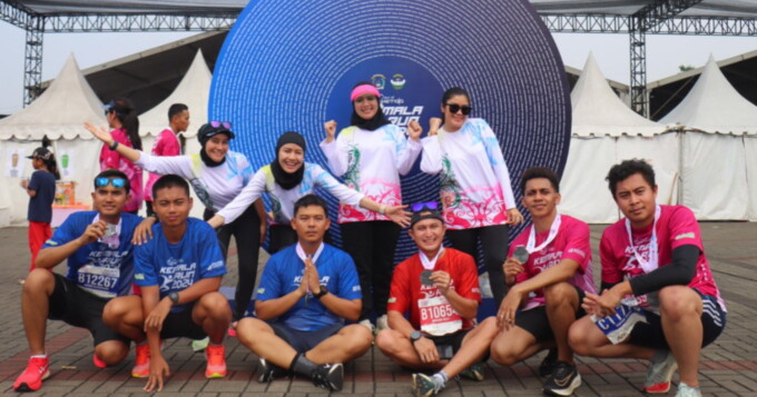 Personel Polres Kotawaringin Barat (Kobar) yang dipimpin oleh Wakapolres Kompol Wihelmus Helky, S.I.K., beserta bhayangkari mengikuti kegiatan Kemala Run 2024.//HUMAS