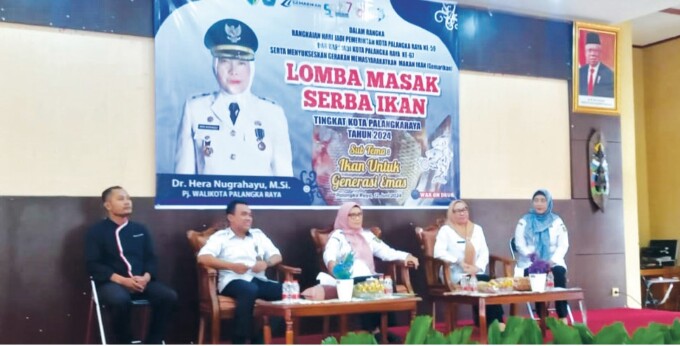 PEMBUKAAN : Pj Wali Kota Palangka Raya DR. Hera Nugrahayu, M.Si bersama Kepala Dinas Perikanan Kota Palangka Raya, Ir Indriarti Ritadewi M AB pada kegiatan lomba masakan serba ikan di Aula Balai Guru Penggerak Provinsi Kalimantan Tengah, Rabu (12/6)
