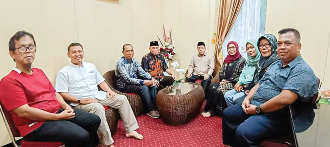 AUDIENSI: Kepala Dinas Koperasi dan UKM Kalteng Hj Norhani (keempat dari kanan) menerima kedatangan Ketua Dewan Pakar MES, Pengurus MES Kalteng dan Panitia Muswil, di Kantor Diskop dan UKM Kalteng, baru-baru ini.
