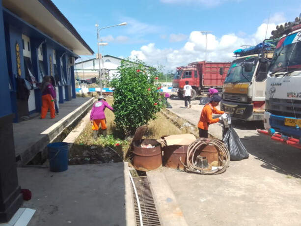 Petugas dari DLHK dan KSOP PUlang Pisau melakukan aksi bersih lingkungan di lingkungan Pelabuhan Bahaur, Kamis (6/6/2024).//DISKOMINFOSTANDI PULANG PISAU