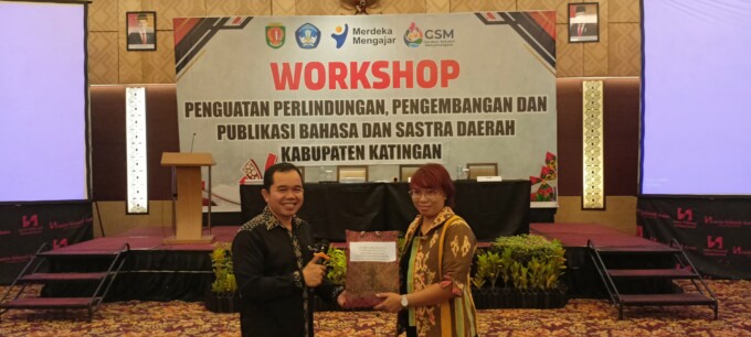 KENANG-KENANGAN : Kepala Bidang Pembinaan SMP Dinas Pendidikan Kabupaten Katingan Adi Candra Masri M Pd saat menyerahkan cenderamata untuk Rensi Sisilda RENSI sebagai Penerjemah Ahli Muda Balai Bahasa Kalteng, kemarin.