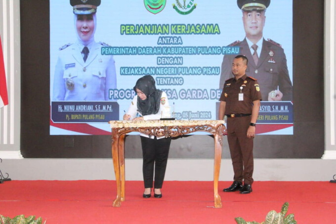 Pj Bupati Pulang Pisau Hj Nunu Andriani melakukan penandatanganan perjanjian kerja sama antara Pemkab Pulang Pisau dengan Kejari Pulang Pisau tentang program Jaksa Garda Desa, Rabu (5/6/2024).//DISKOMINFOSTANDI PULANG PISAU