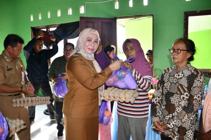 Pj Bupati Pulang Pisau Hj Nunu Andriani menyerahkan kebutuhan pokok secara simbolis pada kegiatan gerakan pangan murah di Desa Sanggang, Senin (10/6/2024). //Foto: Protokol Setda Pulang Pisau
