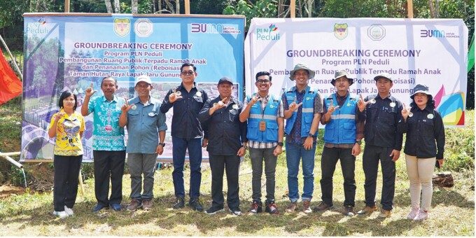 PEDULI LINGKUNGAN: PLN UIP Kalimantan Bagian Barat bersama Dinas DLHKP Kabupaten Gunung Mas dalam acara groundbreaking program PLN Peduli, Pembangunan Ruang Publik Terpadu Ramah Anak, dan Penanaman Pohon Tahura Lapak Jaru.