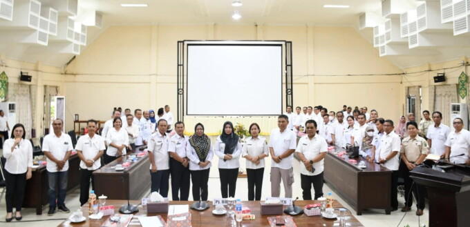 Pj Bupati Pulang Pisau Hj Nunu Andriani bersama kepala perangkat daerah seusai Rakordalev pelaksanaan rencana pembangunan Kabupaten Pulang Pisau triwulan I tahun 2024, Rabu (5/6) sore.//DISKOMINFOSTANDI PULANG PISAU