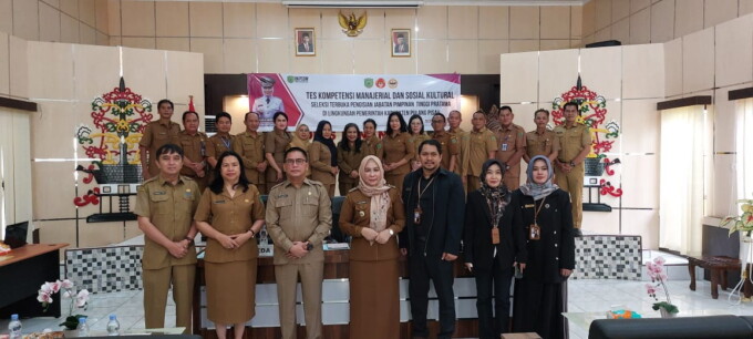 Pj Bupati Pulang Pisau Hj Nunu Andriani dan Sekda Pulang Pisau Tony Harisinta seusai pembukaan tes kompetensi manajerial dan sosial kultural seleksi terbuka JPTP di lingkungan Pemerintah Kabupaten Pulang Pisau, Senin (10/6/2024). //Foto: Protokol Setda Pu
