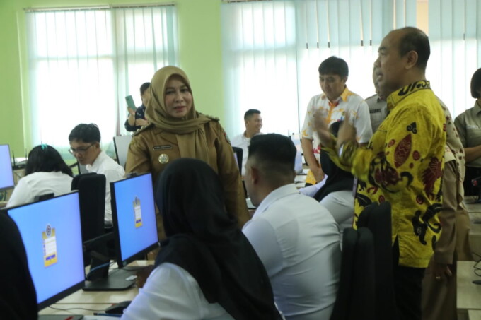 Pj Bupati Pulang Pisau Hj Nunu Andriani memberikan arahan kepada TKHL yang mengikuti simulasi CAT PPPK di Kantor Regional VIII BKN Banjarbaru, Selasa (11/6/2024).