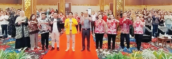 KEBERSAMAAN : Dirut UPBJJ UT Palangka Raya Hariyadi SP MP beseta jajaran, narasumber serta calon wisudawan dan wisudawati yang akan diwisuda foto bersama usai seminar akademik di Palangka Raya, Rabu (5/6).