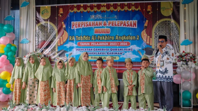 PELEPASAN MURID : Kasi Pendidikan Madrasah Kantor Kemenag Kota Palangka Raya, H Supiani HK, mengetes hafalan juz 30 murid RA Tafidz Al-Fakhira Palangka Raya saat acara pelepasan, Rabu (5/6/2024)