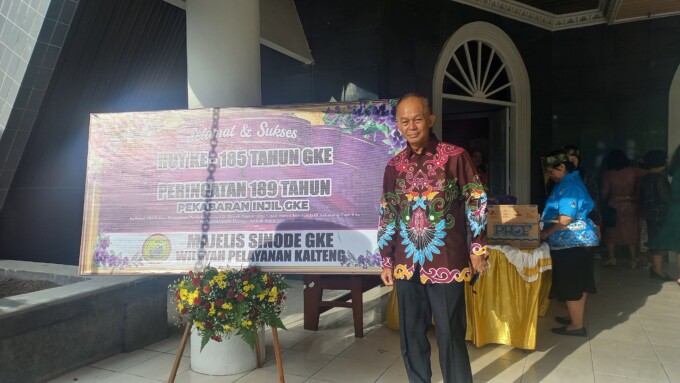 HARI JADI GKE: Ketua Majelis Sinode Wilayah Pelayanan Provinsi Kalteng Ir Sipet Hermanto saat menghadiri peringatan Hari Jadi Ke-185 Tahun Gereja Kalimantan Evangelis (GKE) dan peringatan 189 tahun perkabaran Ijil GKE, di Gereja Imauel Jalan Bangka Nomor