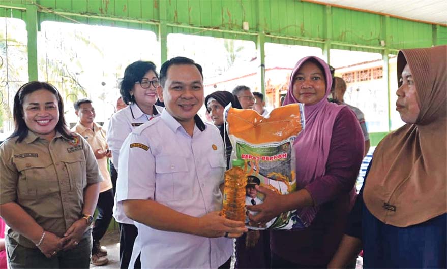 epala Dinas Sosial Privinsi Kalteng Eddy Karusman saat membagikan sembako murah secara simbolis kepada masyarakat di Desa Batu Kotam, Kecamatan Bulik, Kabupaten Lamandau, Rabu (12/6) kemarin.