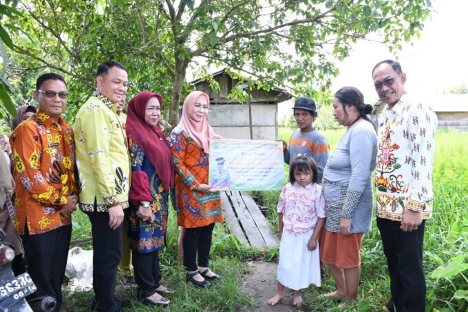 BANTUAN PERBAIKAN RUMAH: Pj Bupati Pulang Pisau Hj Nunu Andriani menyerahkan secara simbolis bantuan perbaikan RTLH kepada masyarakat di Kecamatan Kahayan Hilir, Kamis (18/7/2024)