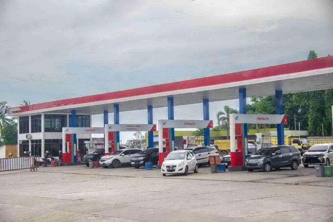 BBM TEPAT SASARAN: Tampak aktivitas pengisian BBM di salah satu SPBU di Kota Palangka Raya. Pertamina membatasi penggunaan pertalite untuk kendaraan roda empat. 