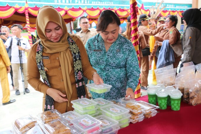 PRODUK LOKAL: Pj Bupati Pulang Pisau Hj Nunu Andriani saat menghadiri penilaian lomba desa kategori wilayah di Desa Pahawan Kecamatan Banama Tingang, Senin (15/7/2024).