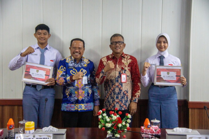 PELEPASAN: Sekda Kalteng Nuryakin dan Kepala Badan Kesbangpol Kalteng HM Katma F Dirun saat melepas anggota paskibraka perwakilan Kalteng, Riyadh Al Hamdani dari MAN Sukamara dan Alysia Noren Ramadhani di Ruang Rapat Bajakah, Kantor Gubernur, Kamis (11/7/