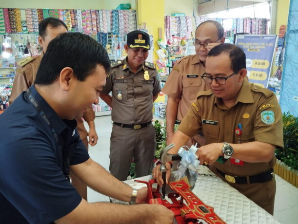 TERA ULANG: Asisten Setda Lamandau, Meigo Basel, di sela-sela kegiatannya saat melaksanakan sidang tera ulang terhadap alat ukur timbangan, di Kabupaten Lamandau, belum lama ini.