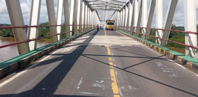 MASIH LANCAR: Kondisi lalu lintas di Jembatan Sei Katingan, Kamis (11/7/2024). Jembatan tersebut akan segera dilakukan peremajaan.
